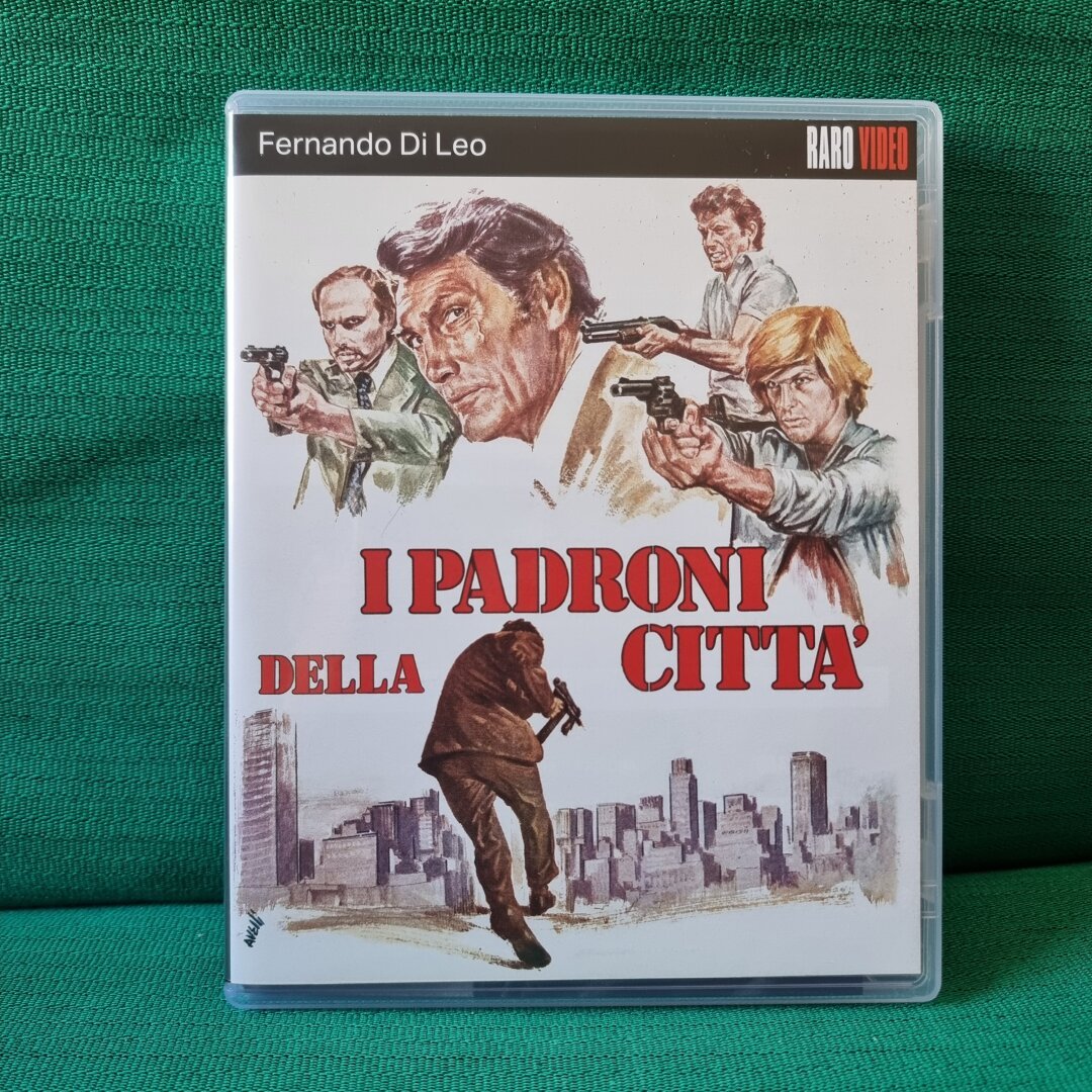Reversed cover showing an alternative front cover artwork: A collage of different shooting scenes from the movie.