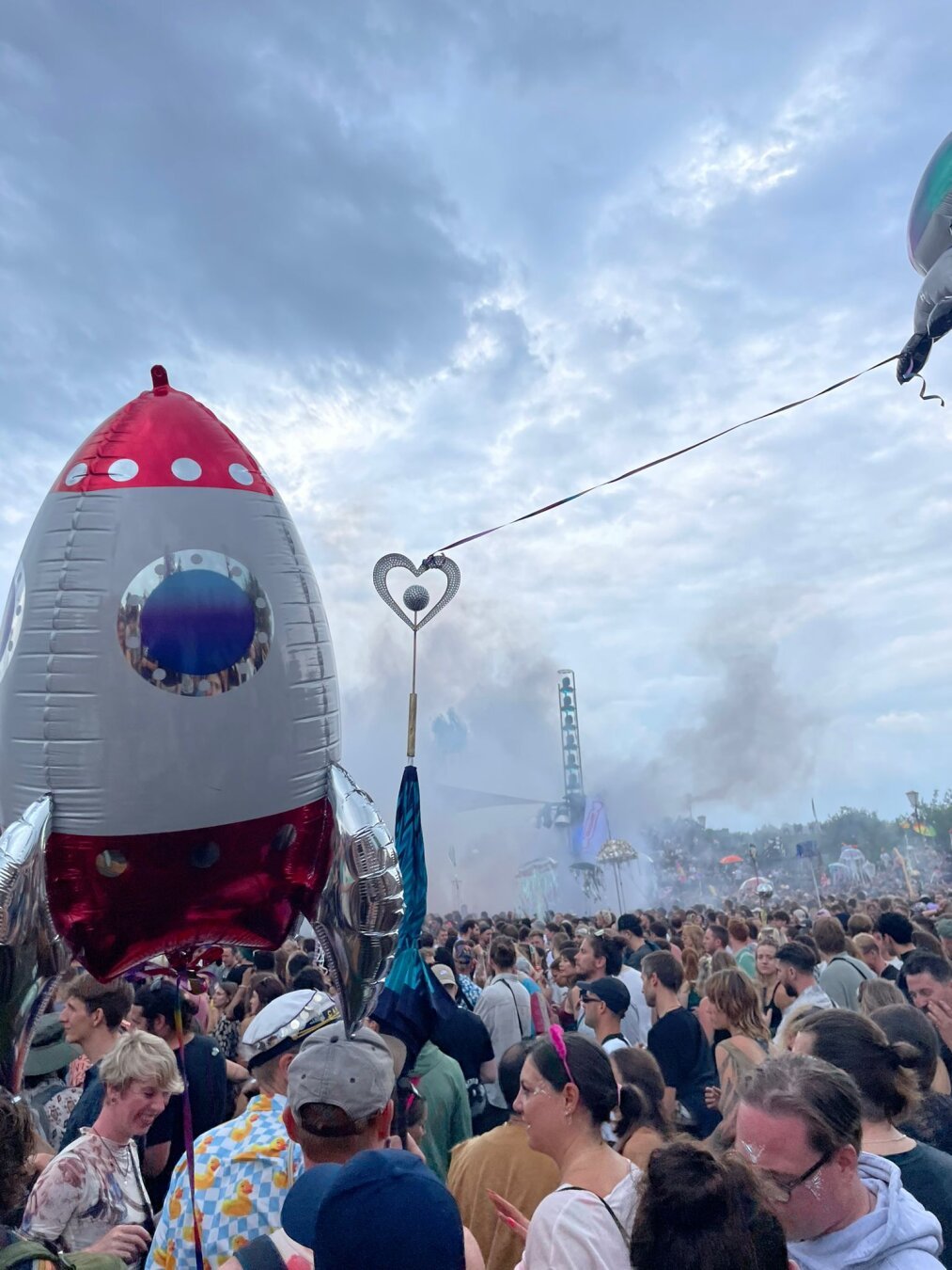 Eine Festivalcrowd mit einer aufblasbaren Rakete