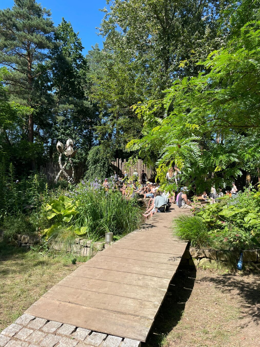 Brücke in einen kleinen Wald mit See