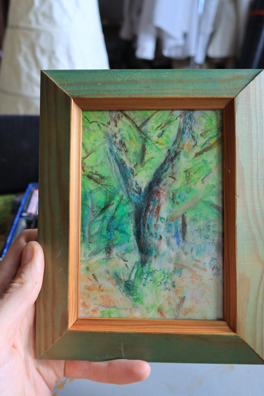 horizontal petit tableau vertical de sous-bois dans un cadre en bois fait à l'aquarelle et au pastel, dans des tons verts et orange