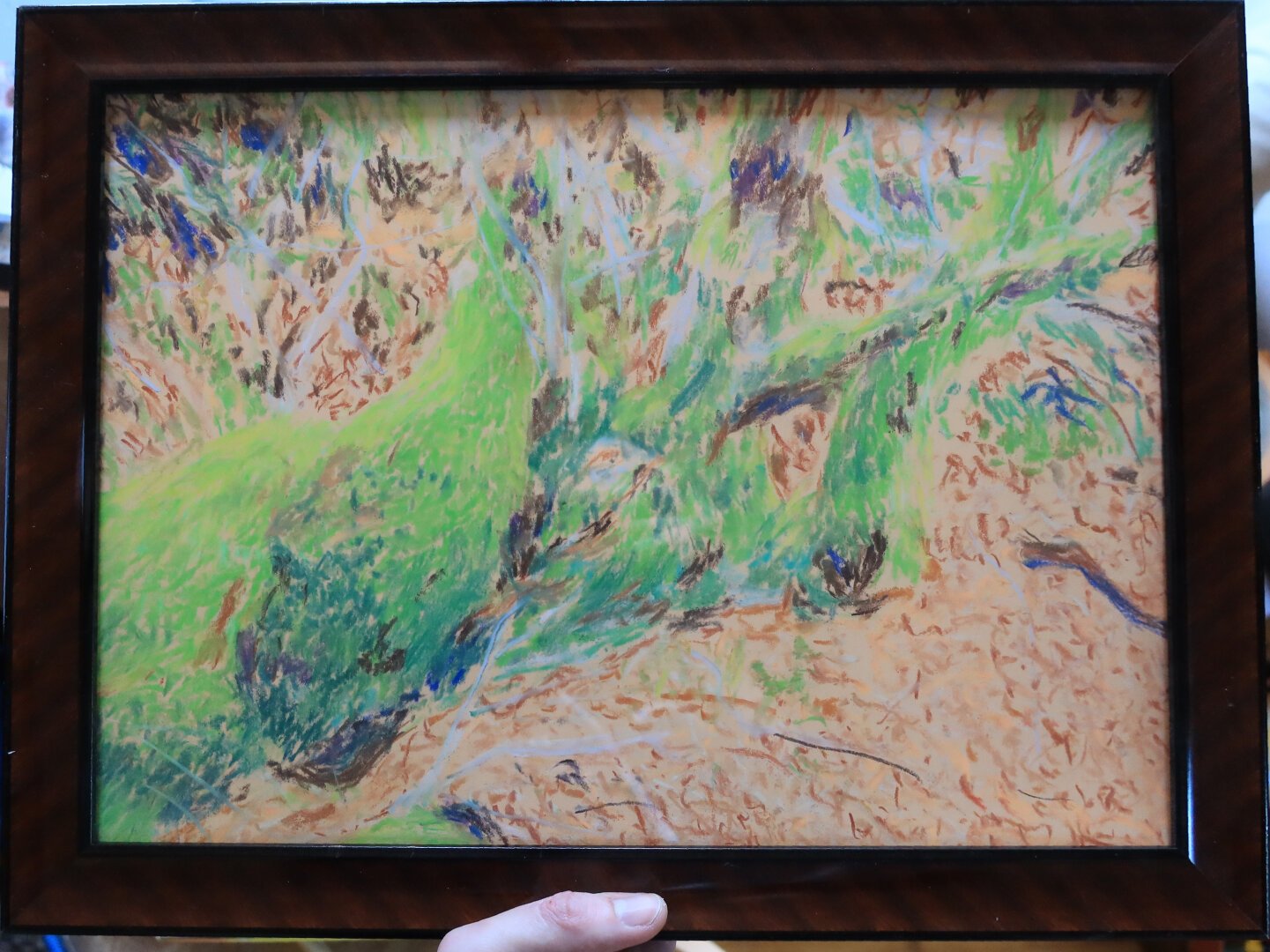 tableau au pastel d'un tronc d'arbre quasiment à l'horizontal couvert de mousses vertes. Le fond est dans des tons ocres et marrons