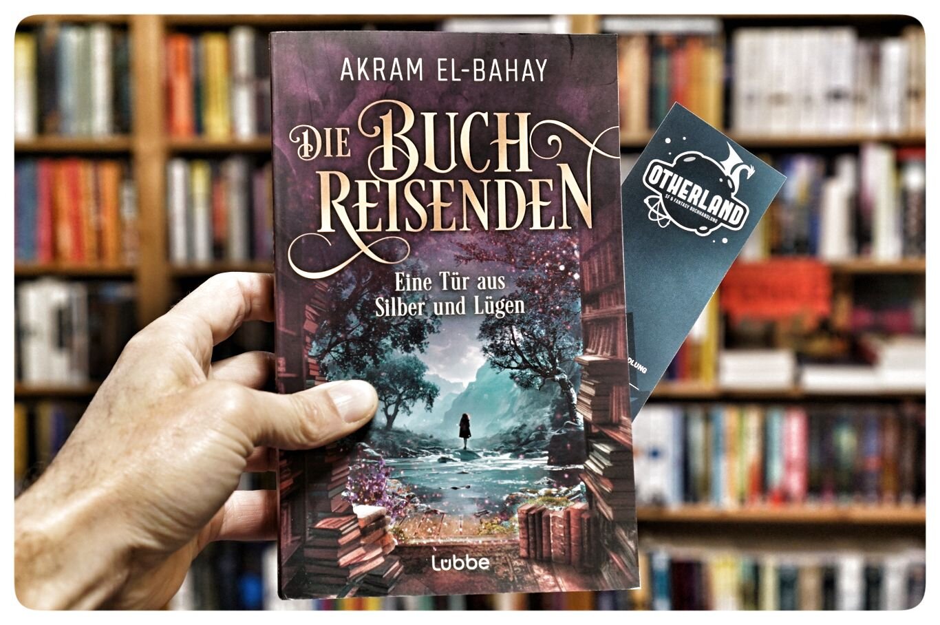 Die Buchreisenden - Eine Tür aus Silber und Lügen
Die Buchreisenden-Reihe Band 2
von Akram El-Bahay

Adam und Elisa versuchen herauszufinden, was mit Elisas Mutter geschah. Sie ist nur wenige Jahre nach Elisas Geburt von einer Reise in die Bücher nicht mehr zurückgekehrt und verschwand spurlos in einer Geschichte. Was hat das mit den Figuren zu tun, die offenbar aus den Büchern in die reale Welt gebracht werden? Längst wissen Adam und Elisa, dass sie bei Libronautic Inc. niemandem mehr vertrauen können. Jemand scheint ihre Recherchen unbedingt verhindern zu wollen - koste es, was es wolle ...

Eine mitreißende Geschichte voller Büchermagie und Abenteuer.

Abschluss der magischen Dilogie um die Buchreisenden von Libronautic Inc.