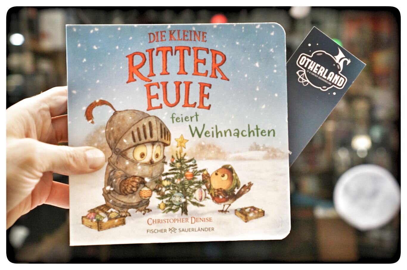 Die kleine Rittereule feiert Weihnachten
Weihnachten mit der kleinen Rittereule - ein winterliches Pappbilderbuch für Kinder ab 2 Jahren

Die kleine Rittereule und der Frühe Vogel freuen sich auf Weihnachten. Um sich die Zeit zu verkürzen, packen sie schon mal Geschenke ein und basteln ...
