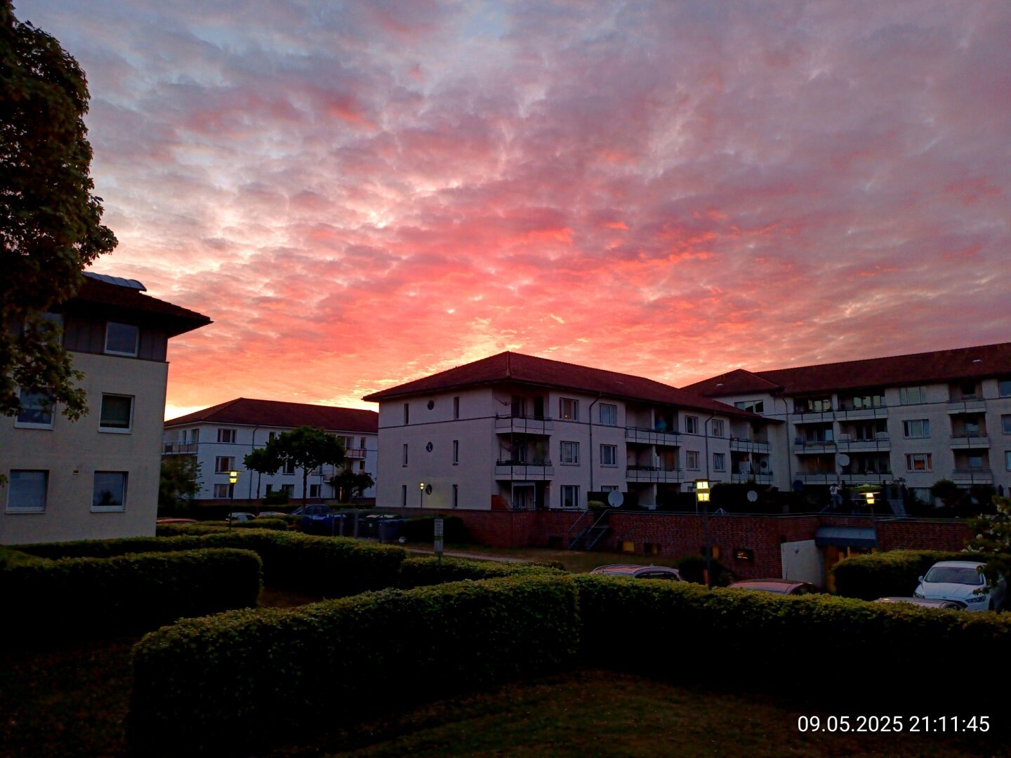 Strahlend rote Wolken am Abendhimmel.