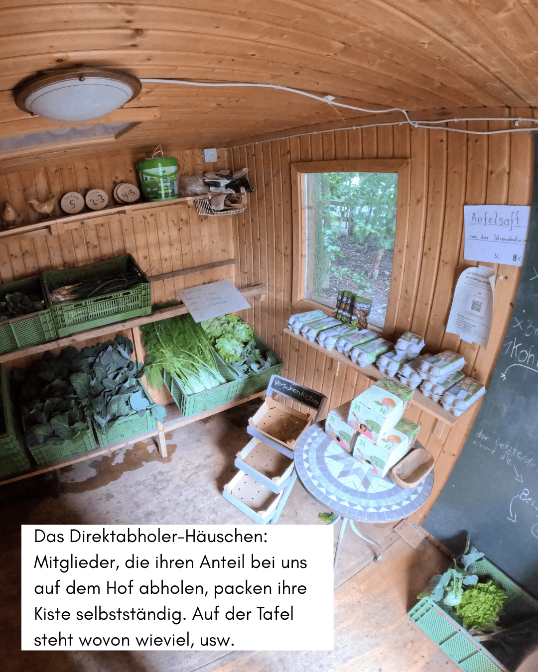 Holzhütte mit Gemüsekisten und Eiern, u.a.