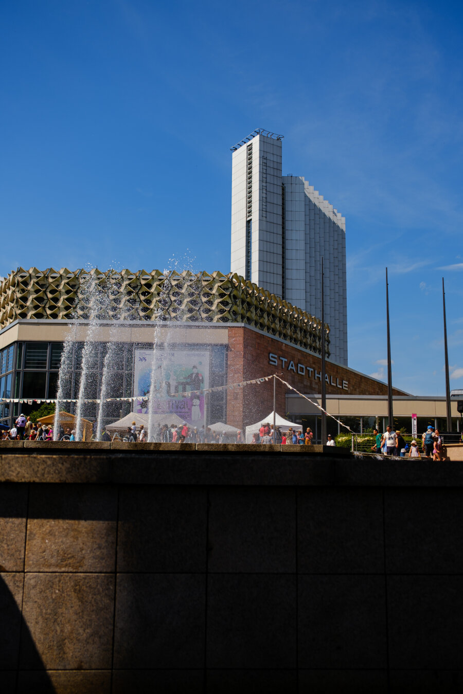 In this picture you can see the Stadthalle (Town Hall) of Chemnitz City in Daylight while the Hat Festival was taking place. In the Background you can see the Congress Hotel formerly known as the Hotel Mercure.