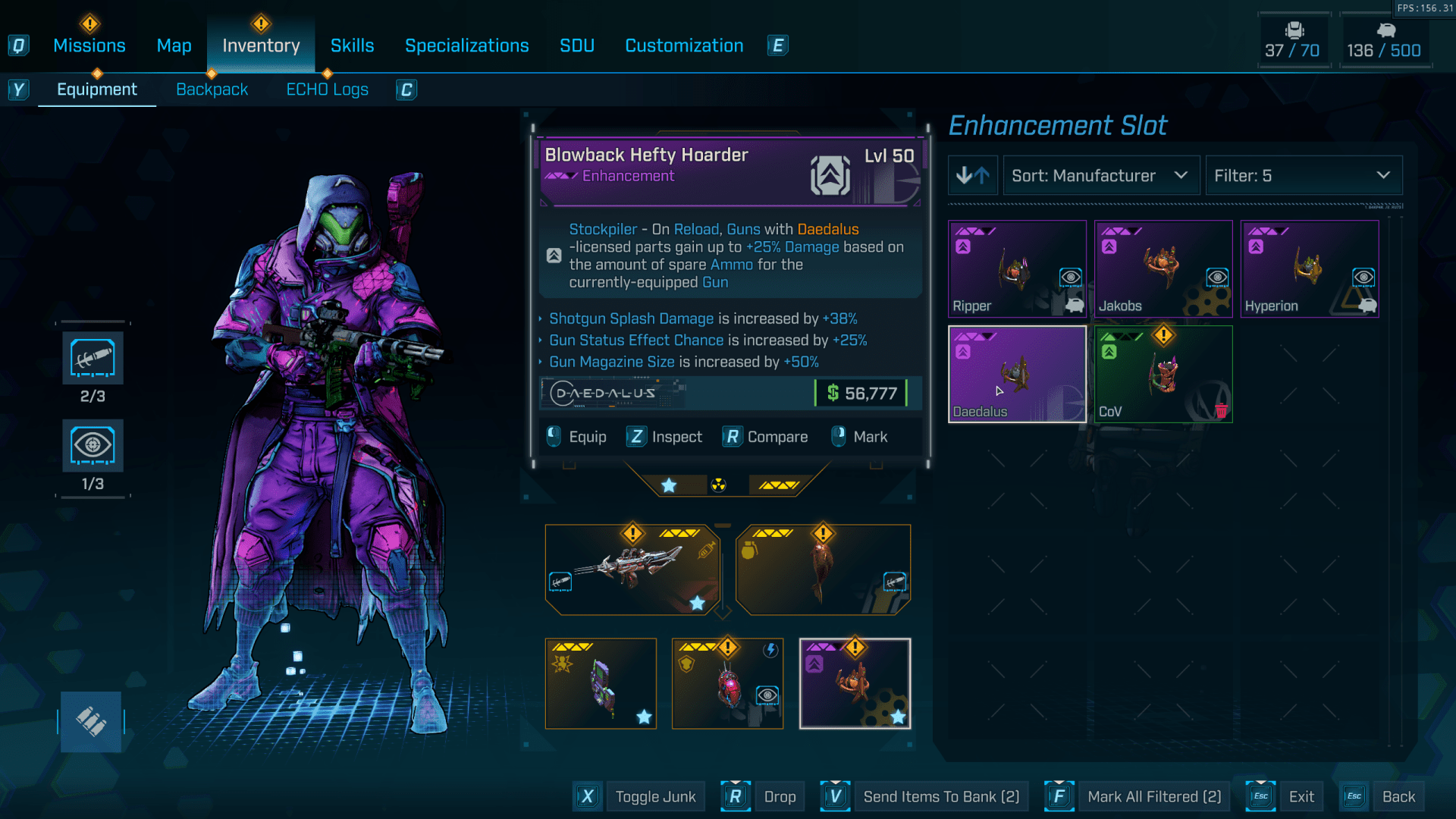 Das Bild zeigt einen Charakter aus dem Spiel **Borderlands 4**, der in einer strategischen HUD-Ansicht (Heads-Up-Display) dargestellt ist. Der Charakter ist in einem auffälligen, pinken und lila Outfit gekleidet und hält eine Waffe. Auf der linken Seite des Bildes sind verschiedene Ausrüstungsgegenstände und die charakterlichen Attribute angezeigt.

Im rechten Teil des Bildes befindet sich der **Enhancement-Slot**, der die Optionen für die Verbesserungen des Charakters zeigt. Hier sind mehrere Enhancement-Elemente aufgelistet, die unterschiedliche Eigenschaften und Vorteile bieten. Die Enhancements sind nach Herstellern kategorisiert und bestehen aus verschiedenen Rängen und Effekten, die die Gameplay-Strategie des Spielers beeinflussen können. Insbesondere der **Enhancement Slot** ist hervorzuheben, da er es dem Spieler ermöglicht, gezielt die Leistungsfähigkeit seines Charakters zu verbessern, was in strategischen Kämpfen entscheidend sein kann.