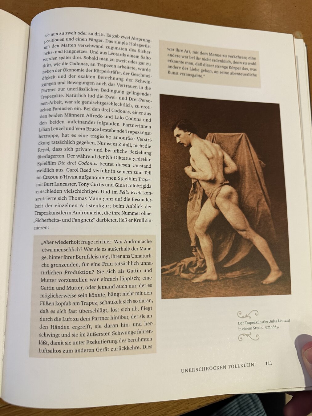 Bild aus einer Buchseite mit dem Foto von dem Trapezkünstler Jules Léotard in einem Studio, um 1865.