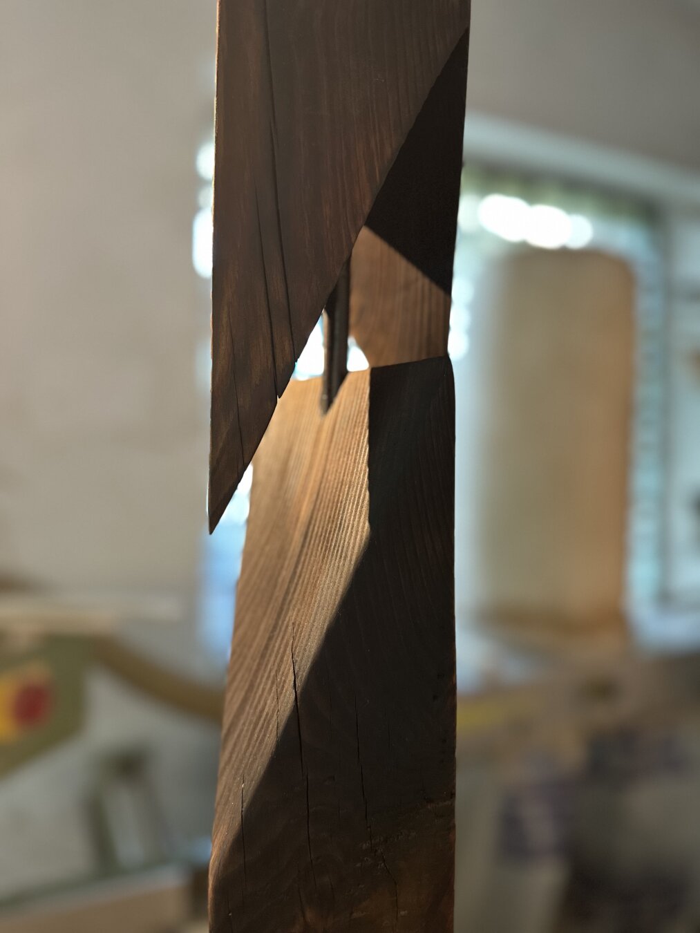 Japanische Holzverbindung. Seitenblick mit Lichteinfall.