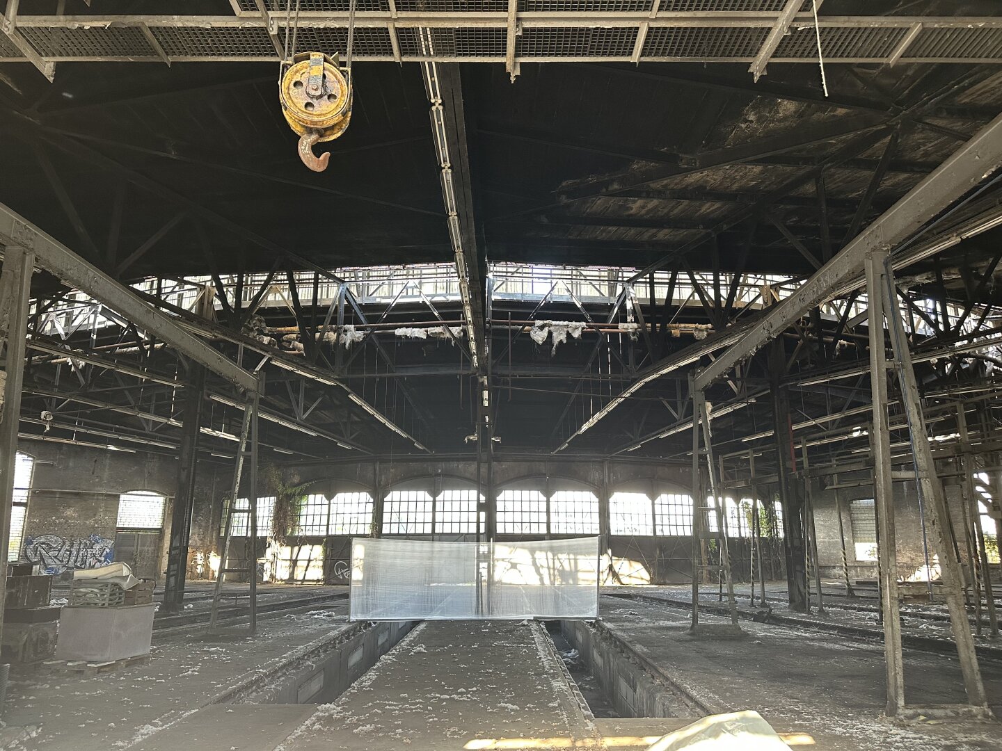 Blick in alte Lokhalle auf dem BLO-Gelände.