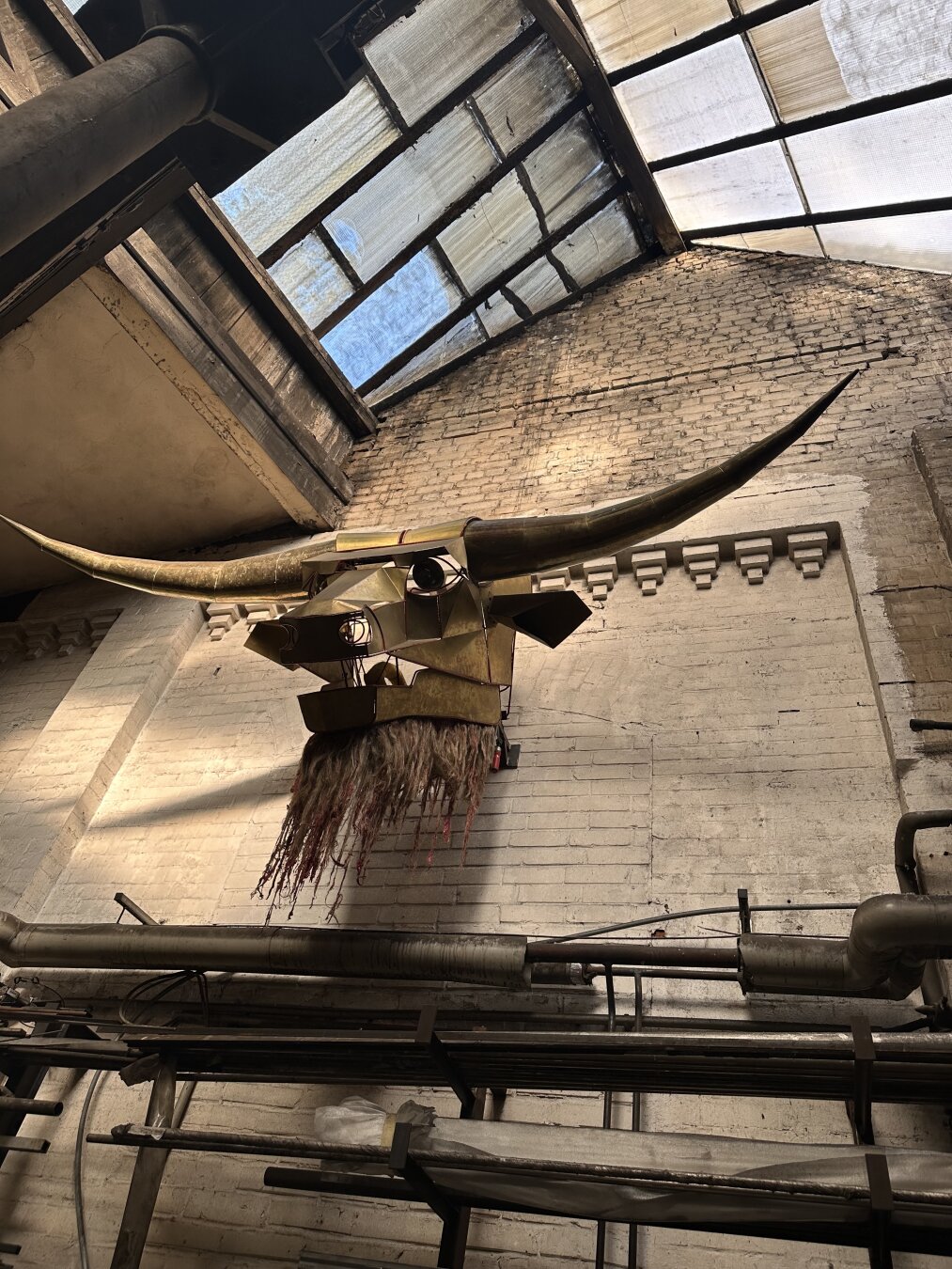 Bullenkopf a Wand in altem Lokschoppen. Ist aus Metall gebaut.