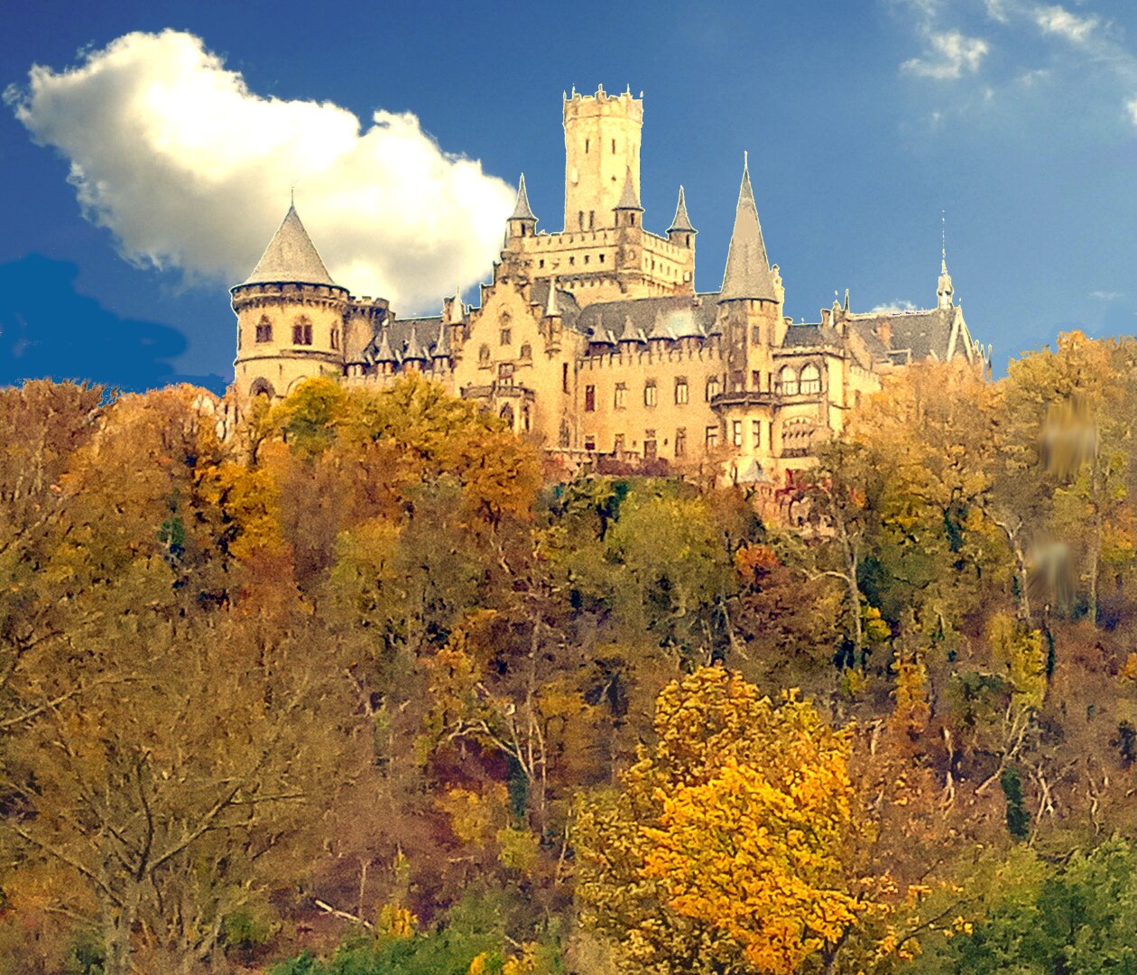 Das Schloss Marienburg auf einem Hügel
Blauer Himmel mit weißer Wolke
Unter dem Schloss ein bunter Herbstwald

Marienburg Castle on a hill
Blue sky with white clouds
A colourful autumn forest below the castle