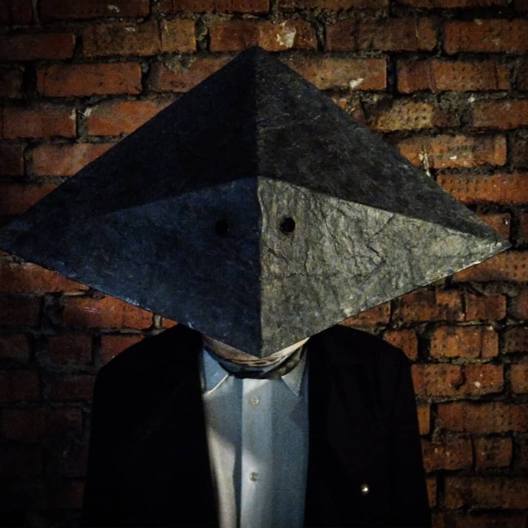 The mask of the “Bassmeister” frontally.