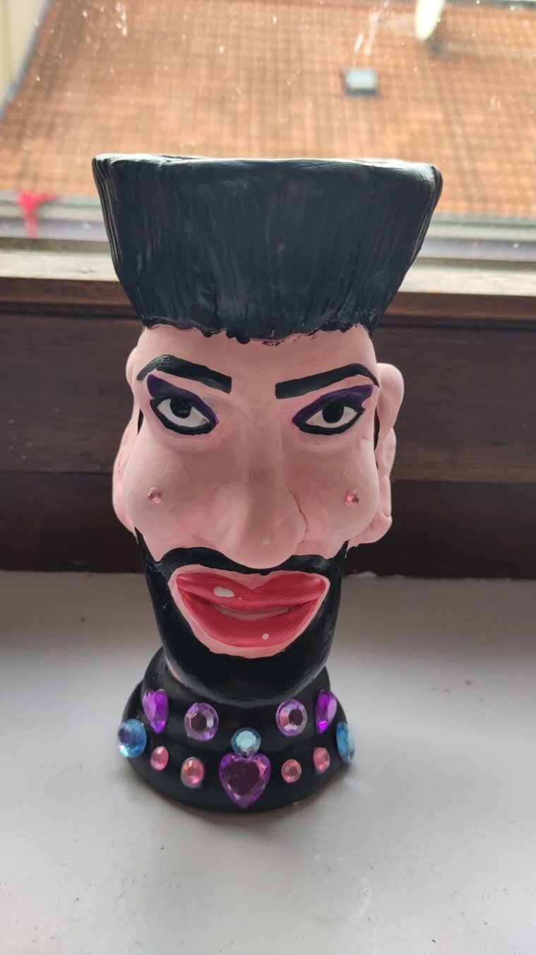 The same vase without flowers.