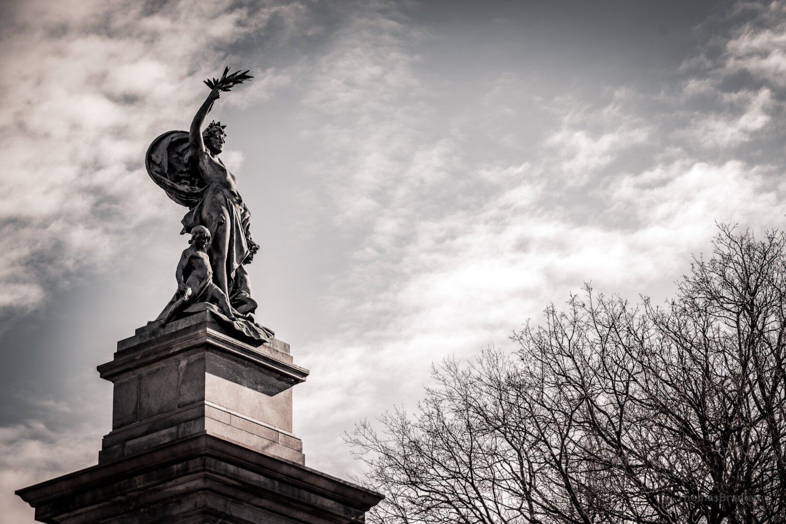 Spring Forth. Created by renowned Italian-American sculptor Giuseppe Moretti, these figures symbolize the spirit of enlightenment and civic pride that defined Pittsburgh’s Gilded Age. The statues, originally part of a grander artistic vision, were installed in 1896 as part of the city’s beautification efforts. Framed against the open sky and the bare limbs of winter trees, the sculpture embodies both resilience and aspiration—hallmarks of Pittsburgh’s storied past. #HighlandPark #PittsburghHistory #WelcomeSculptures #GiuseppeMoretti #SteelCity #PublicArt #BronzeStatues #HistoricLandmarks