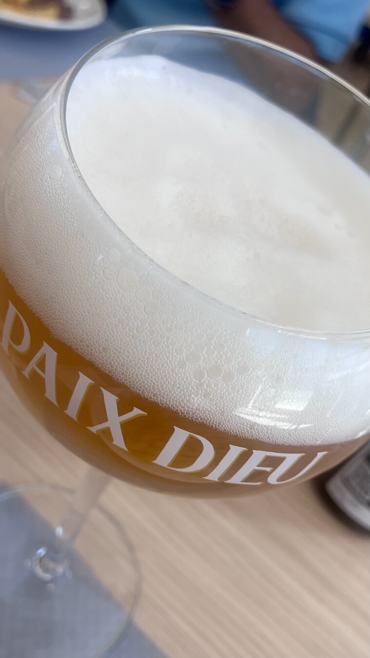 Closeup d’un verre de Paix Dieu.