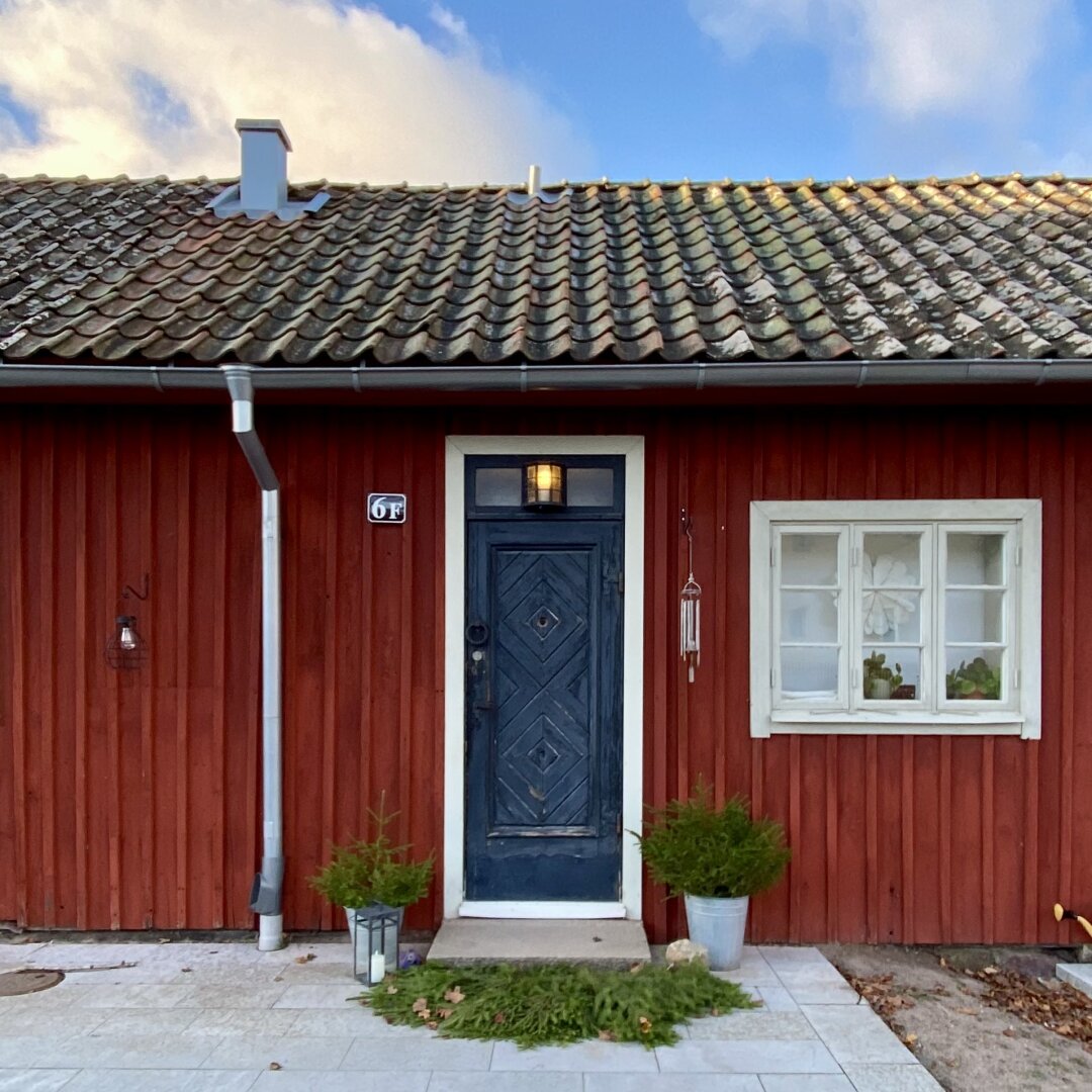 Et gammelt verksted i den lille småbyen Hjo ved Vättern i Sverige, er blitt til små boliger med vakre, menneskelige-vennlige detaljer.