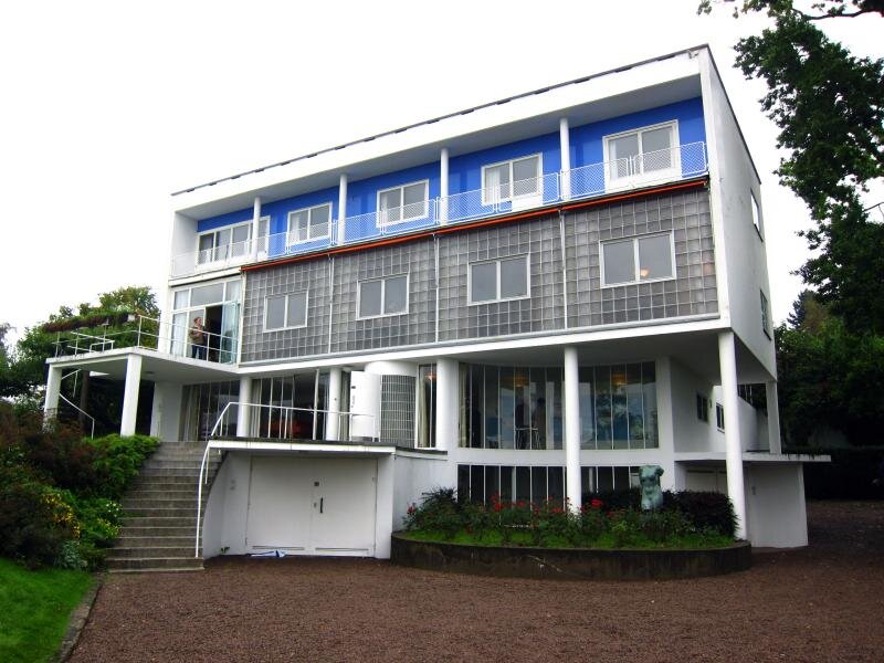 Vinduer for kunst, Villa Stenersen er tegnet med tanke på kunsten til finansmannen Steneresen. Deler av villaen er malt i det som er kjent i ettertida som korsmoblå. Hele konseptet med funksjonalismen og så kalt stilløshet kunne vært diskutert opp og ned i mente, men det er helt tydelige for alle som ser et funksjonalistisk hus, som dette, at det tilhører en tid og et sted.