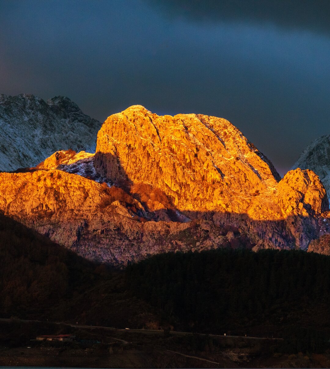 𝗣𝗶𝗰𝘁𝘂𝗿𝗲 𝗗𝗲𝘀𝗰𝗿𝗶𝗽𝘁𝗶𝗼𝗻 (𝗘𝗻𝗴): The Cueto Cabrón (the rocky hill of the male goats) illuminated by the rising sun; in the foreground, still in darkness, the La Viesca beech forest.

𝗗𝗲𝘀𝗰𝗿𝗶𝗽𝗰𝗶𝗼́𝗻 (𝗘𝘀𝗽): El Cueto Cabrón iluminado por el sol naciente; en primer plano, aún en la oscuridad, el Hayedo de La Viesca.