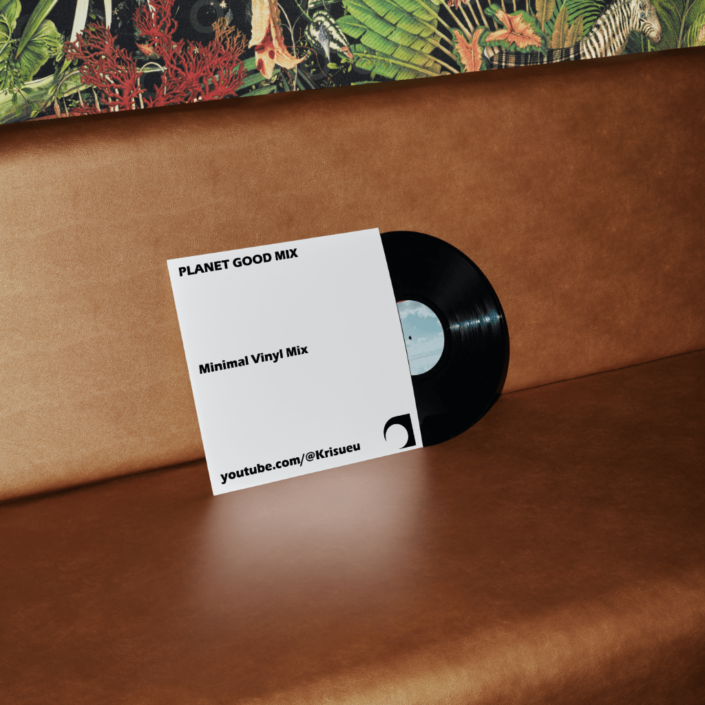 Schwarze Vinyl-Schallplatte mit weißem Cover auf braunem Ledersofa, Cover zeigt Text 'PLANET GOOD MIX Minimal Vinyl Mix youtube.com/@Krisueu', Hinweis auf neuen Mix