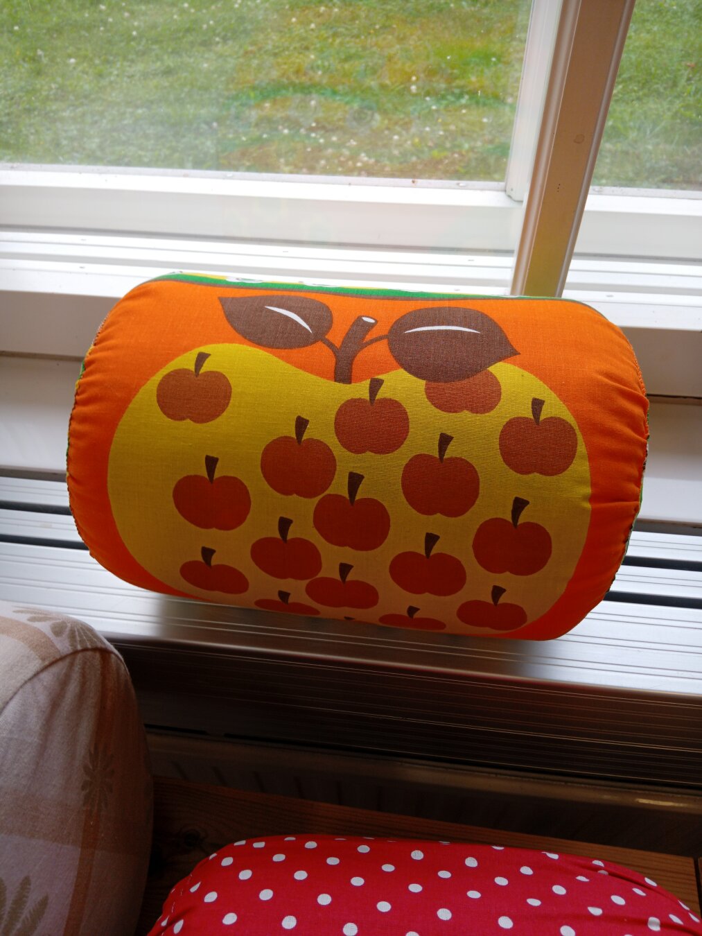 Bobbin lace roller pillow