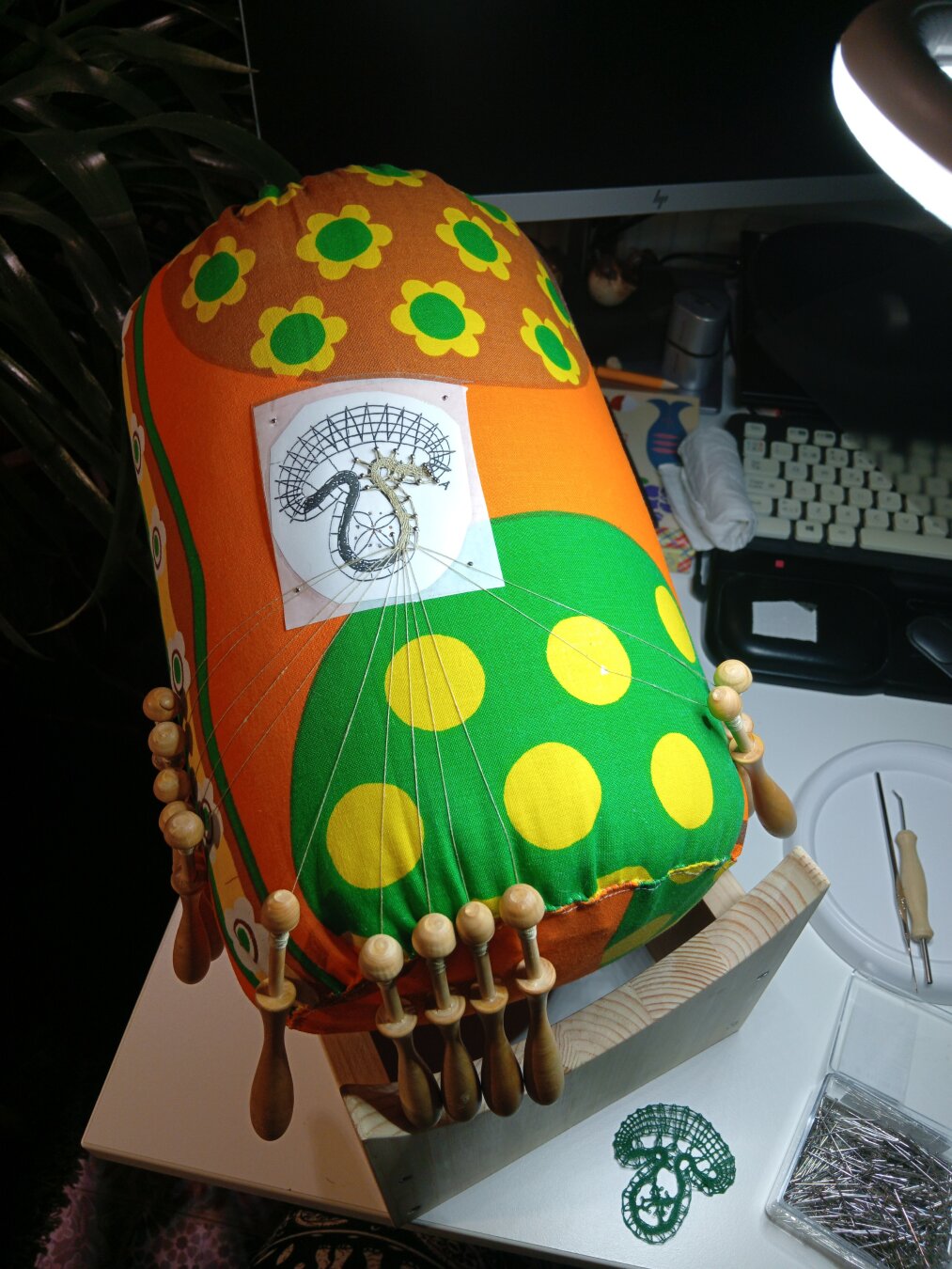 Roller pillow with unfinished bobbin lace