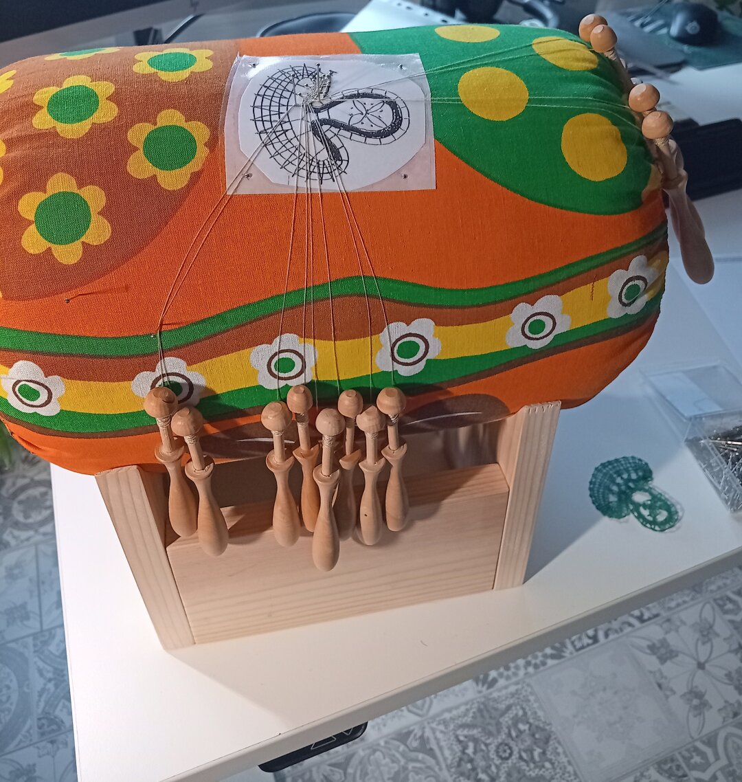 Roller pillow with unfinished bobbin lace