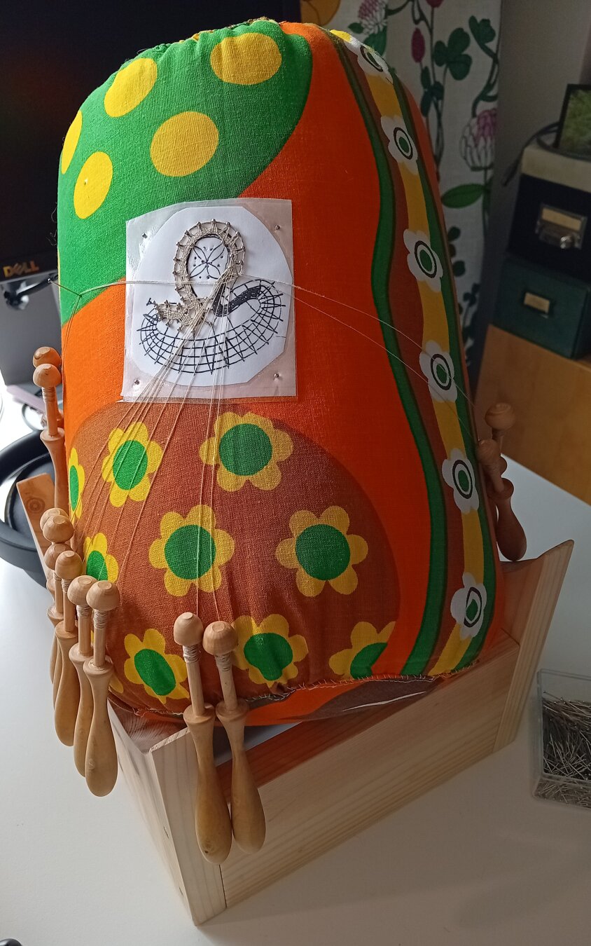 Roller pillow with unfinished bobbin lace