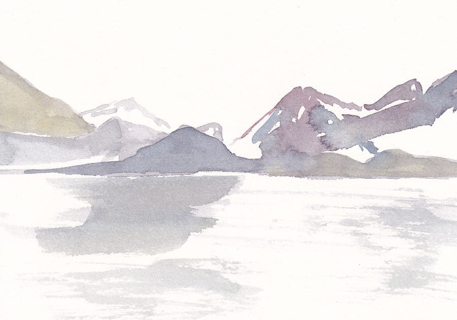 Eine stilisierte Aquarellmalerei zeigt eine bergige Landschaft über einem ruhigen Gewässer. Die Berge sind in verschiedenen Grau-, Blau- und Violetttönen dargestellt und spiegeln sich im Wasser darunter