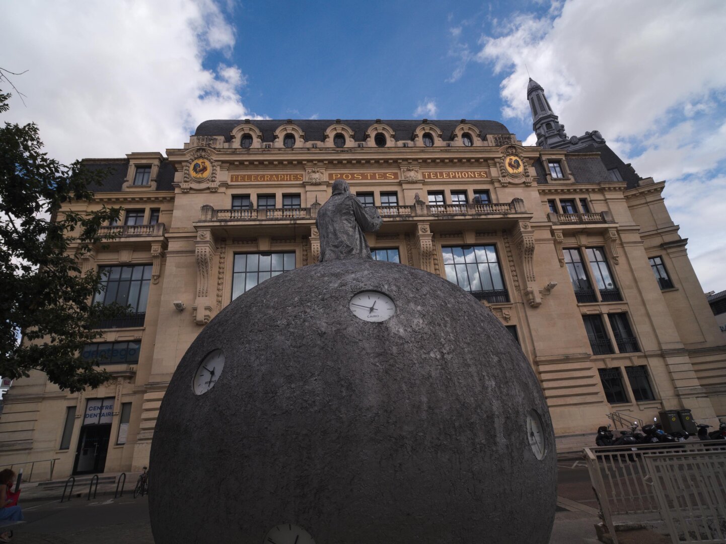 Picture of the post office of Dijon in France with a sculpture in the forground