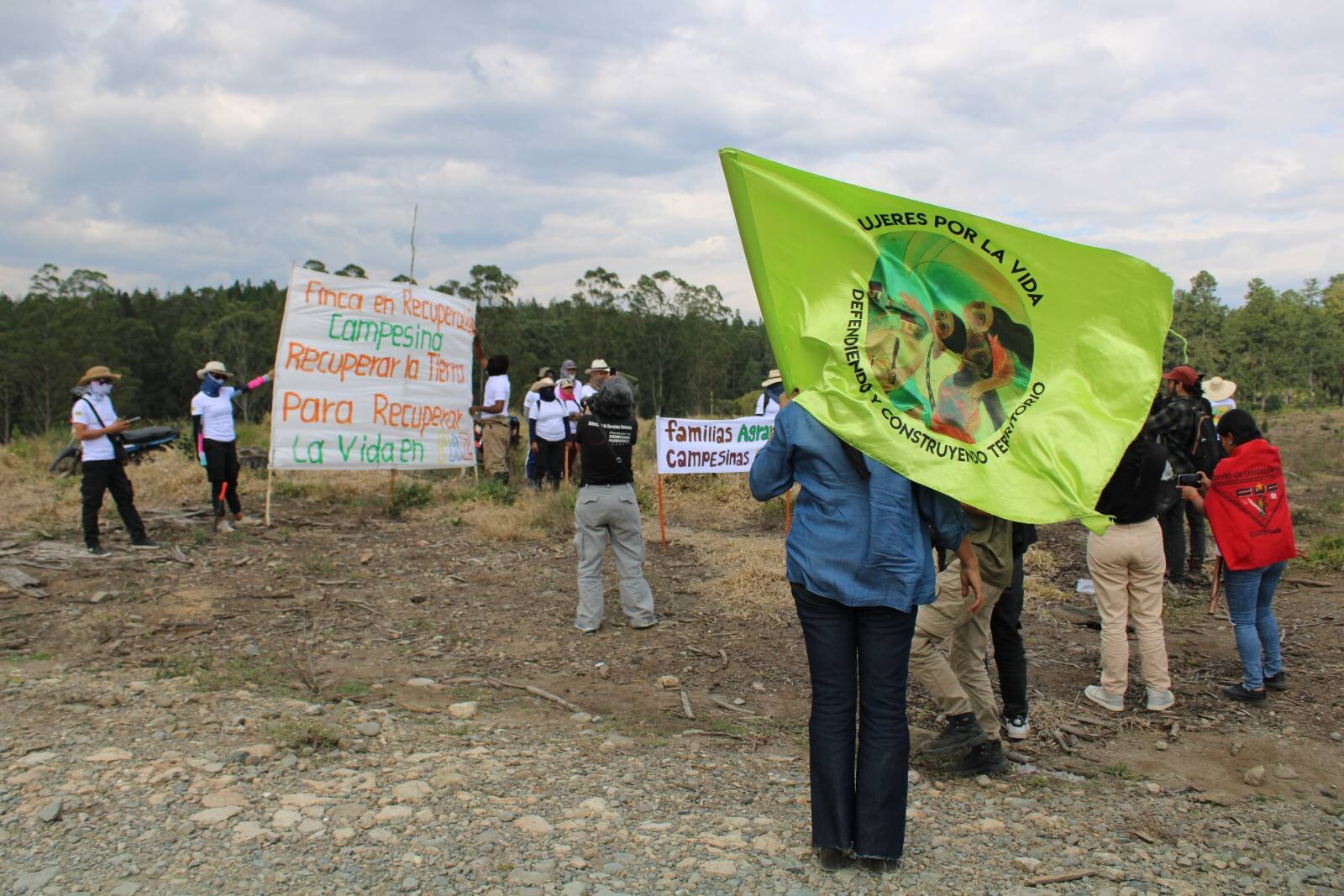 XRI stands in solidarity with land and environment defenders in Colombia challenging the Irish/US multinational Smurfit Westrock and decades of damaging extractive activities affecting biodiversity, contaminating water sources and violating human rights in Cauca, Colombia.

As an international movement fighting against biodiversity loss, ecological breakdown and social collapse, we demand justice for communities whose access to food sovereignty through sustainable agriculture has been prevented by Smurfit.