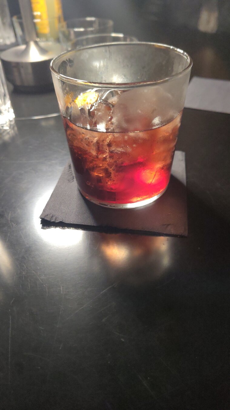 Cocktail le Gainsbourg : Rhume et baies de Jamaïque, porto, bitters orange