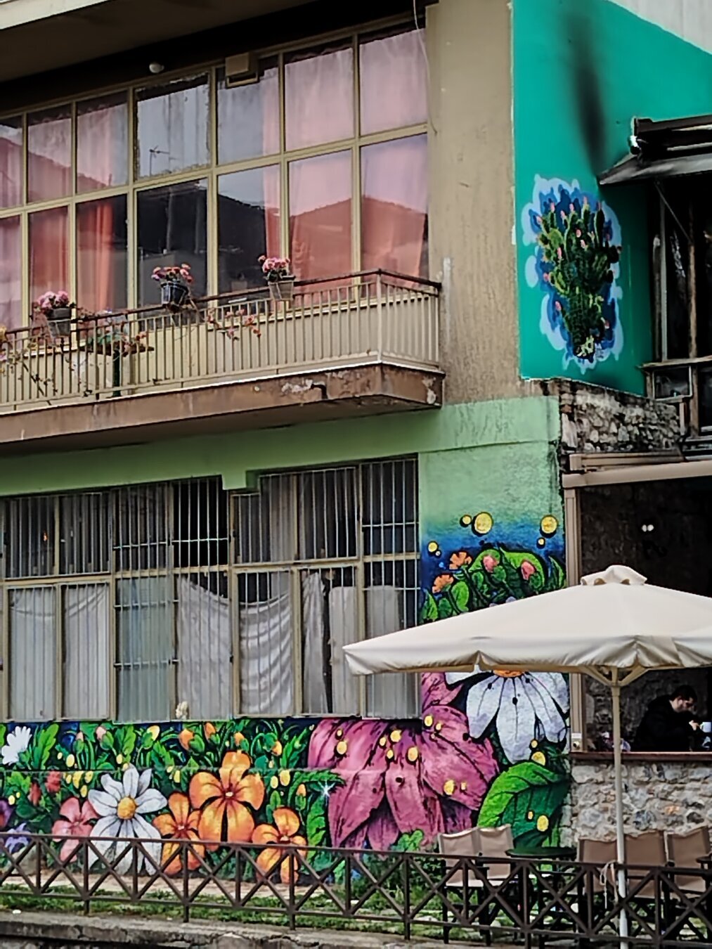 Flower graffitis by the Erkyna (greek: Έρκυνα) #river in #Livadia a town of central #Greece.