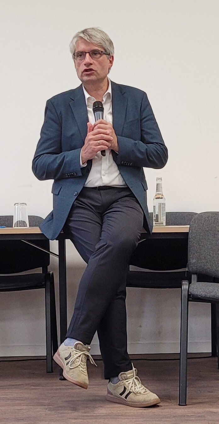 Giegold mit Mikrofon