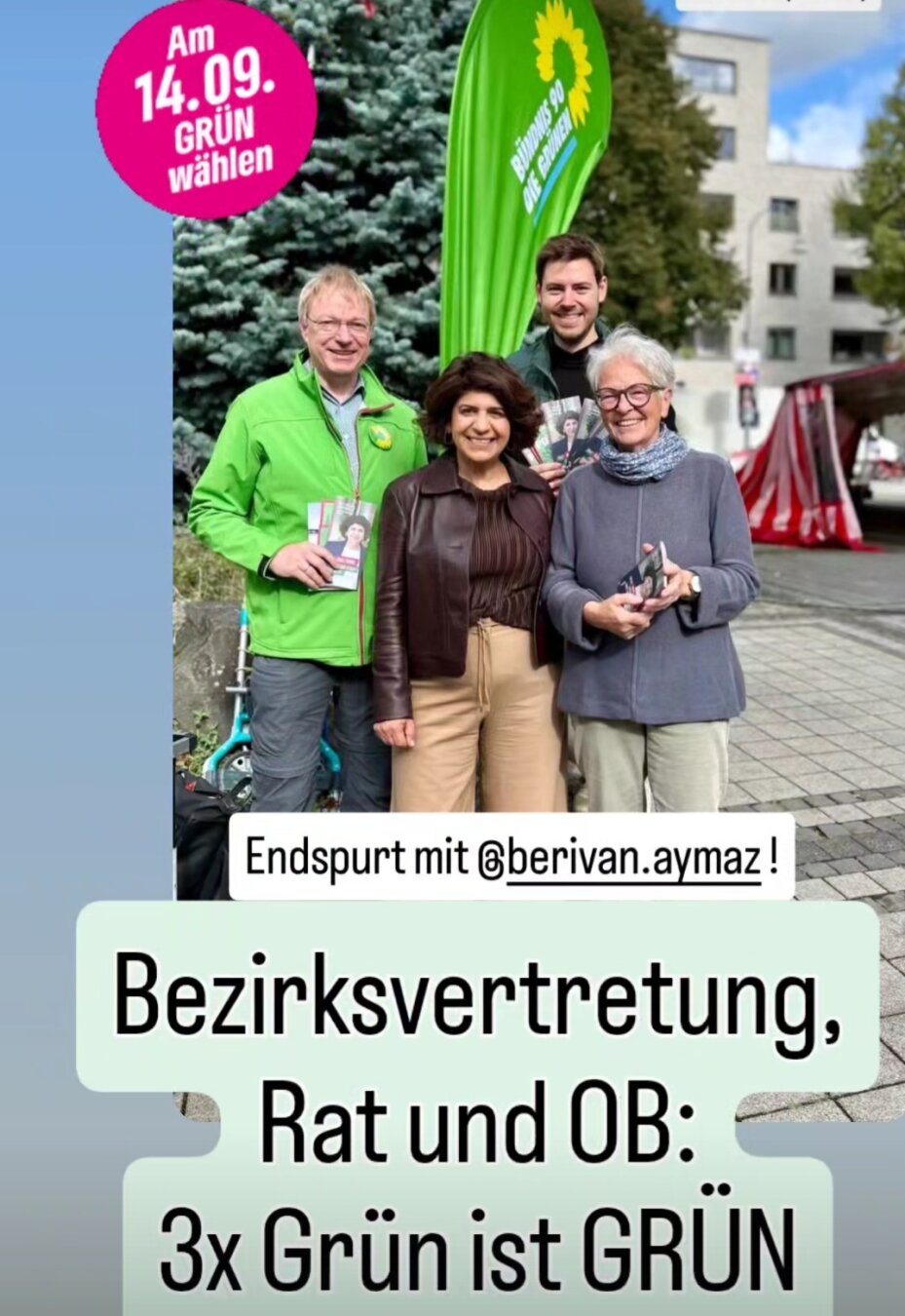 OBkandidatin Aymaz mit Ratskandidat Roman Schulte und 1 Porzer Wahlhelfer, 1 -helferin vor Beachflag mit grünem Logo