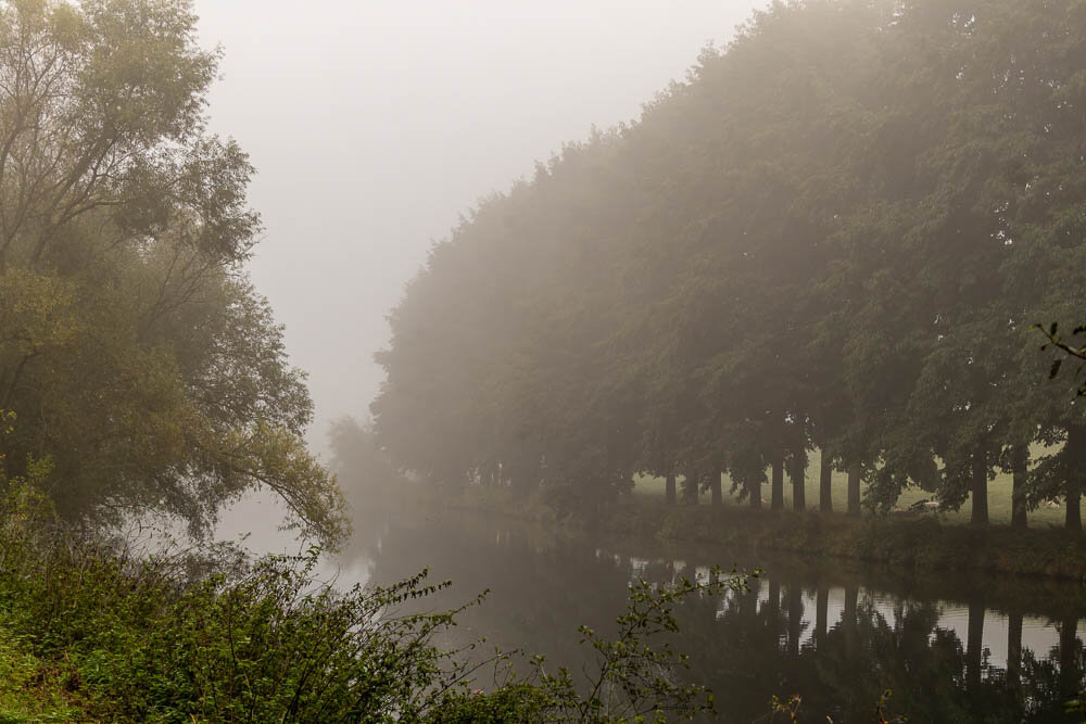 A misty morning at the Ruhr River near Himmelmann Park. Trees on both sides fade softly into the fog, their reflections visible on the calm water, creating a quiet and mysterious atmosphere.
Ein nebliger Morgen am Ruhrufer beim Himmelmannpark. Die Bäume auf beiden Seiten verschwimmen sanft im Nebel, ihre Spiegelbilder sind im stillen Wasser zu sehen und erzeugen eine ruhige, geheimnisvolle Stimmung.