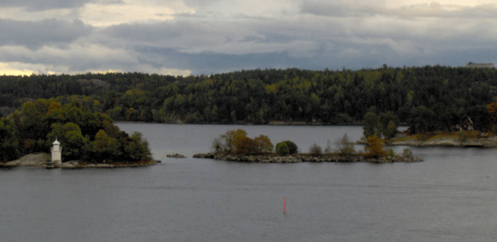 Photo of the land and islands with homes - and a light tower - in the Stockholm Bay