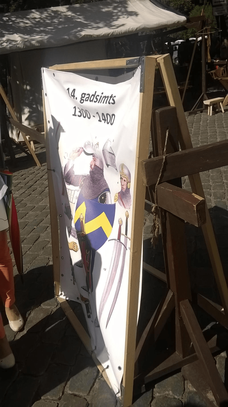 A sign, with a drawing of what a 14th century knight wore as armor