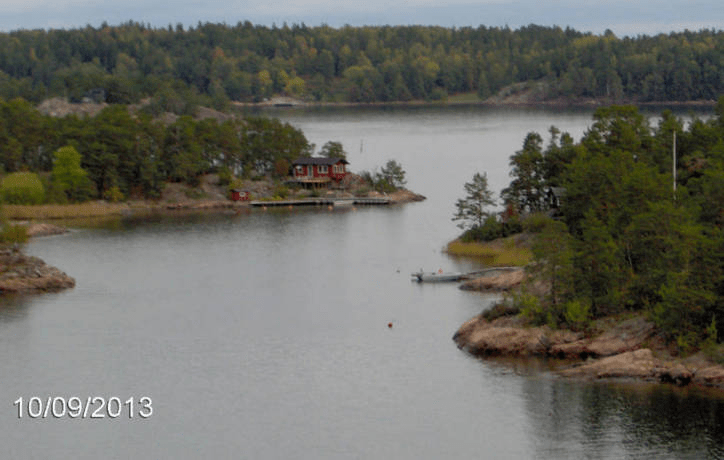 Small homes and docks on islands in the Stockholm bay