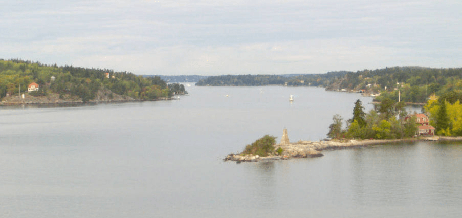 Photo of islands in the Stockholm Bay, with homes and docks on them