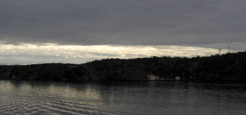 Photo looking at an island in the Stockholm bay, wuth homes on it