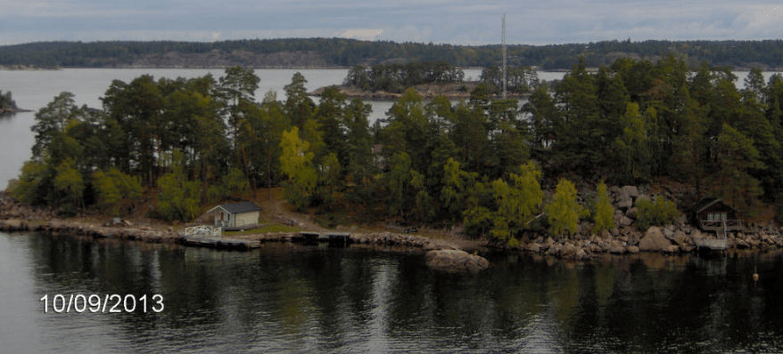 Forested island in Stockholm Bay, with a couple of houses on it