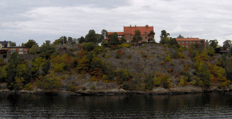 Big homes atop of a cliffy island