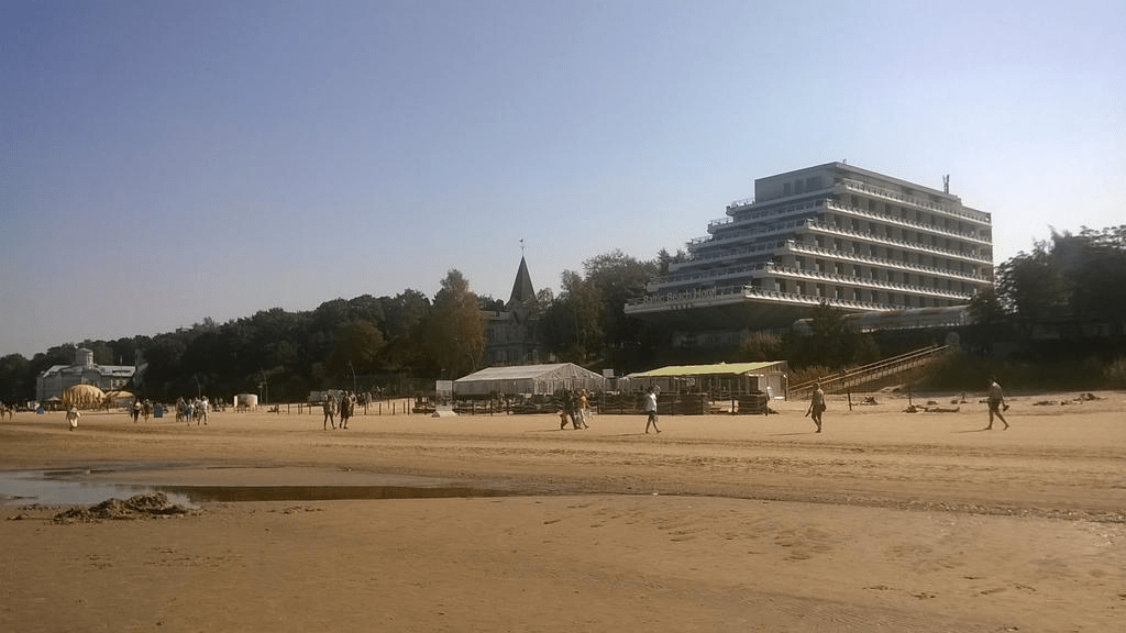 Show of the beach area by the ship-shaped hotel in Majori, with tents in front for beachside restaurants