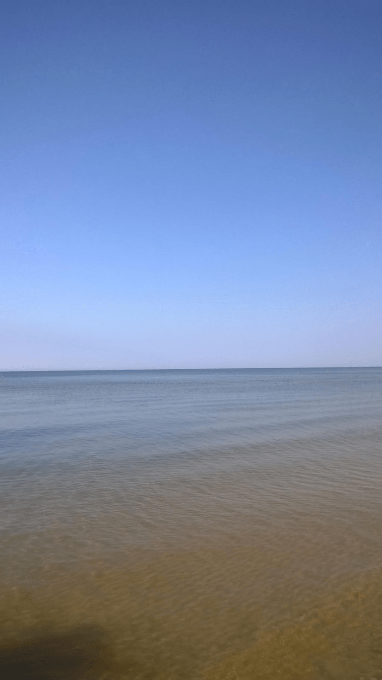 Show of the horizon, with perfectly calm waters and perfectly clear blue skies