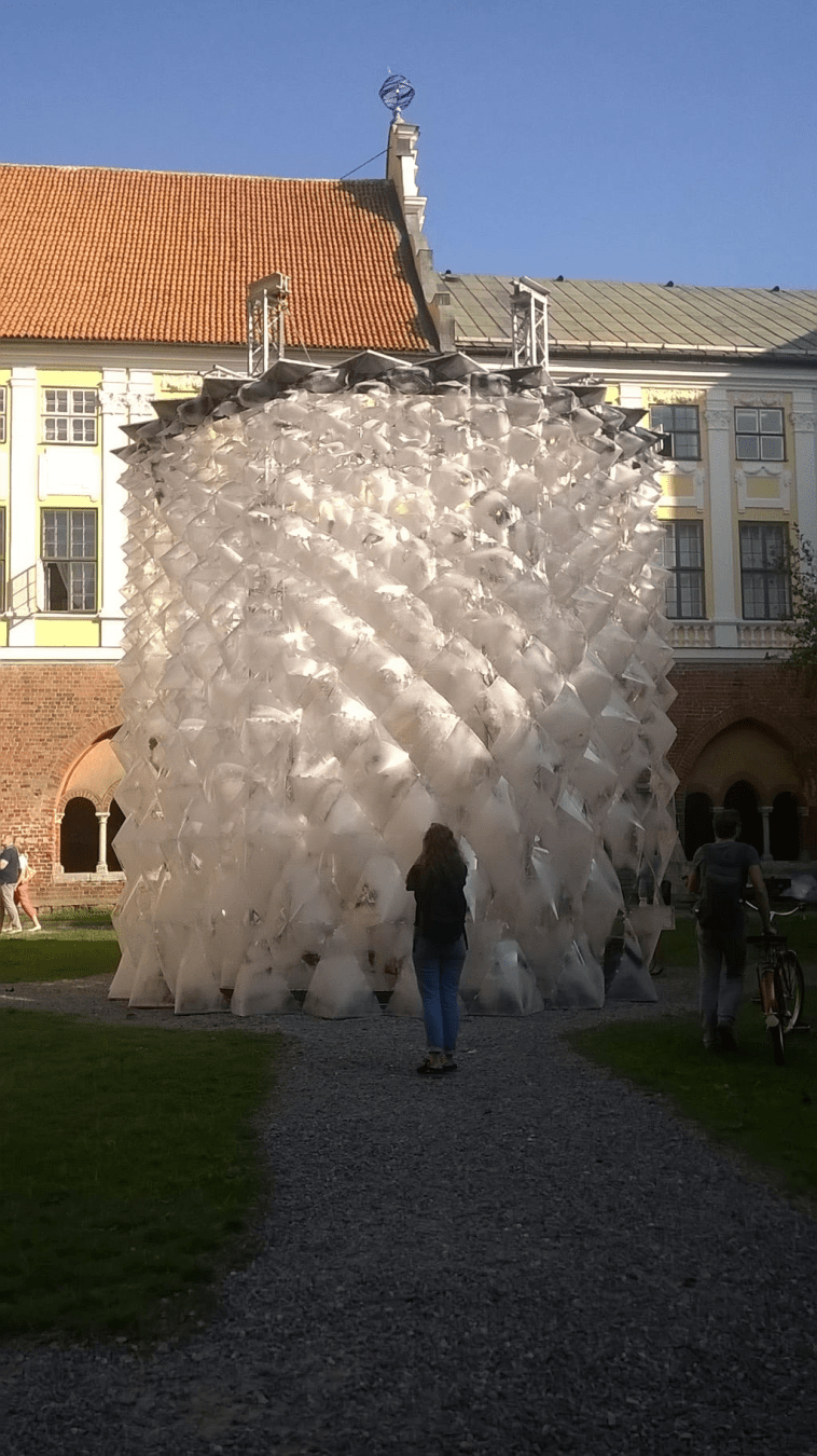 Art installation in the middle of the Doma Cathedrals courtyard