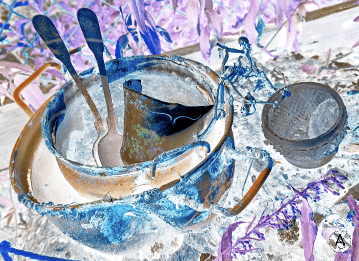 Een bewerkte foto in valse kleuren van oude pannen, een kapot kopje, bestek en kristalglas welke tijdens het omspitten van een tuin gevonden zijn

Ein bearbeitetes Foto in Falschfarben von alten Töpfen, einer kaputten Tasse, Besteck und einem Kristallglas welche während des umgrabens von Boden in einem Garten gefunden wurden