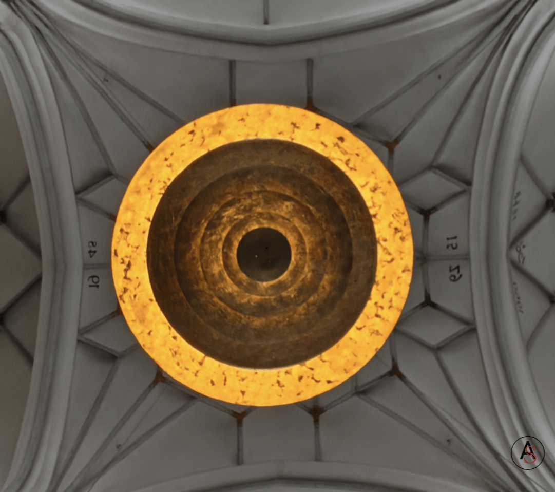 Een moderne kroonluchter welke allemaal uit ronde elementen bestaat welke onder elkaar aangeordend zijn. Gefotografeerd vanuit het kikker perspectief 

Ein moderner Kronleuchter welcher aus runden Elementen besteht welche untereinander angeordnet sind. Aus der Froschperspektive fotografiert