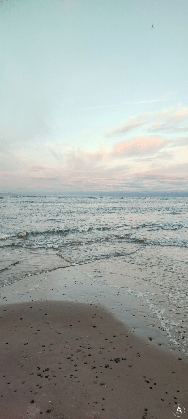 Een foto van Skagen in Denemarken waar Noord - & Oostzee elkaar ontmoeten. Lichtroze wolken, zee, strand. Gefotografeerd in de vroege avondschemer in november 2024

Ein Foto von Skagen in Dänemark wo Nord- & Ostsee einander treffen. Helle rosa Wolken, See, Strand. Fotografiert in der frühen Abenddämmerung im November 2024