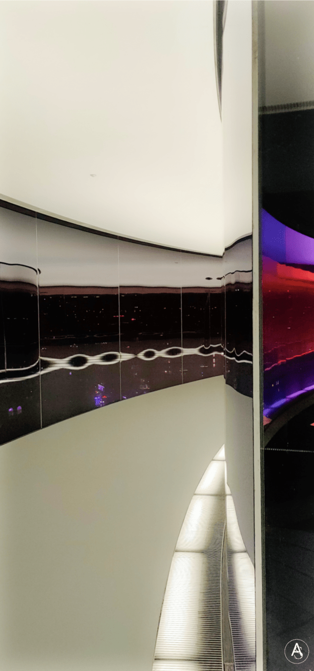 Het Rainbow Panorama van Olafur Eliason op het dak van het Aros Museum bij nacht.
Interessante lichtreflexe in de ruiten

Das Rainbow Panorama von Olafur Eliason auf dem Dach des Autos Museums bei Nacht.
Interessante Lichtreflexe in den großen Fenstern